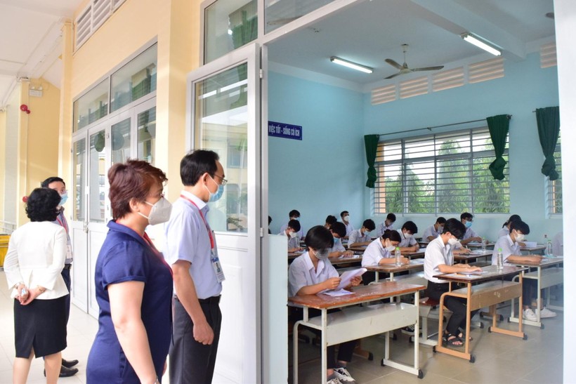 Thứ trưởng Hoàng Minh Sơn cùng đoàn công tác kiểm tra thi tại Trường THPT Lý Thường Kiệt.