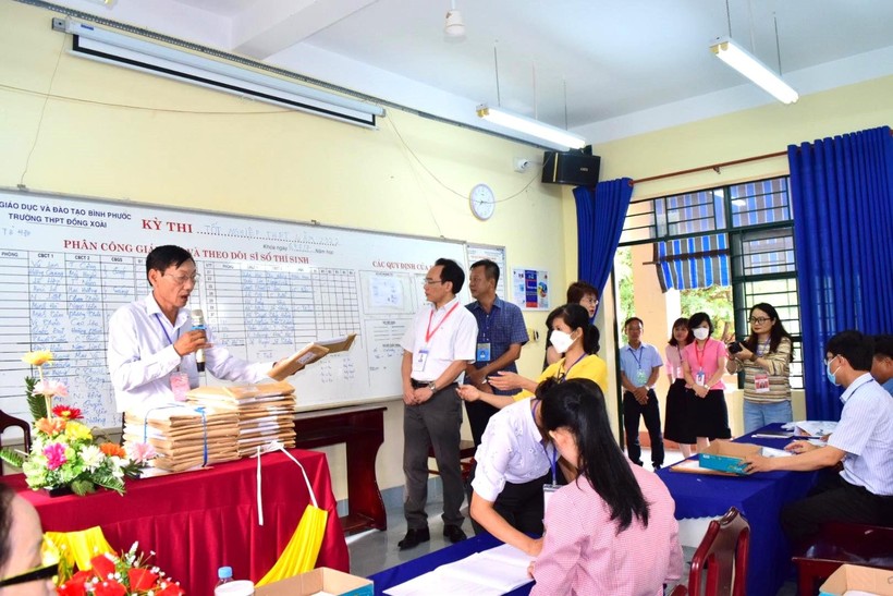 Thứ trưởng Hoàng Minh Sơn cùng đoàn công tác kiểm tra việc tổ chức phân phối và tiếp nhận đề thi giữa Hội đồng thi đến giáo viên.