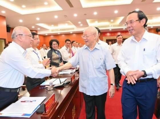 Tổng Bí thư Nguyễn Phú Trọng thăm hỏi cán bộ Thành ủy TPHCM (Ảnh: SGGP)