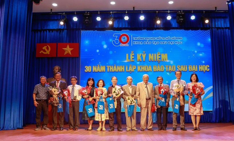 GS Nguyễn Minh Hà- Hiệu trưởng nhà trường (thứ 2 từ trái sang) trao hoa cho các thầy cô lão thành của Khoa.