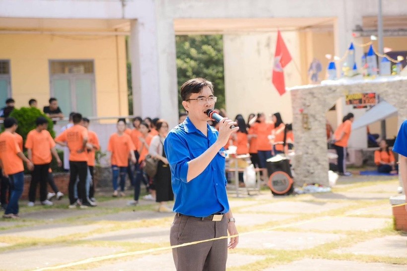 Nhà giáo Nguyễn Thế Mạnh luôn có niềm đam mê cháy bỏng với công tác Đoàn, đội. 