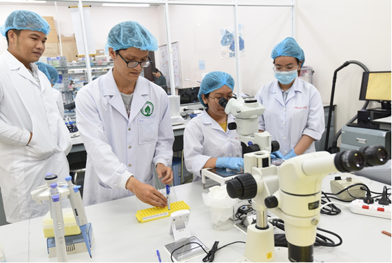Các nhà khoa học trẻ đang nghiên cứu trong phòng thí nghiệm trọng điểm của ĐHQG TPHCM.
