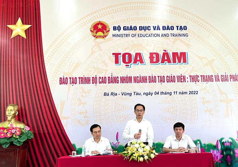 Thứ trưởng Bộ GD&ĐT Hoàng Minh Sơn phát biểu tại hội nghị.