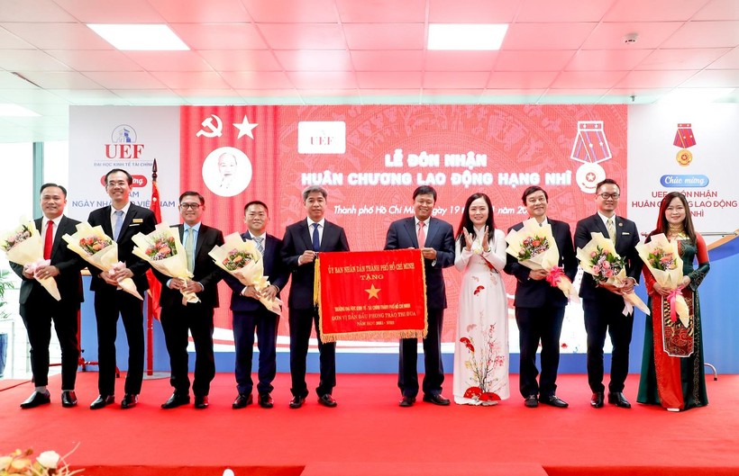 Trường Đại học Kinh tế - Tài chính TPHCM đón nhận cờ thi đua của UBND TPHCM.