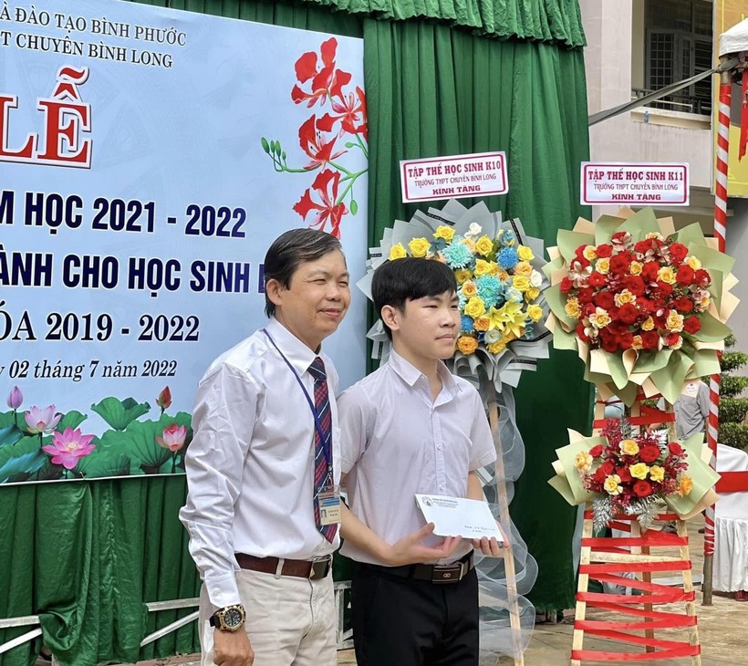 Thầy Nguyễn Văn An, Phó hiệu trưởng nhà trường trao thưởng cho Lê Hữu Nghĩa. 
