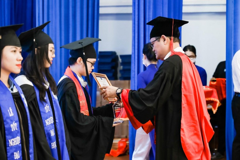 GS Nguyễn Minh Hà, Hiệu trưởng Trường ĐH Mở TPHCM trao bằng tốt nghiệp cho tân cử nhân.