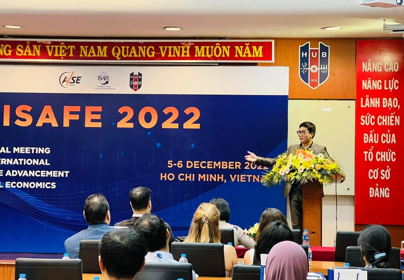 Một diễn giả trình bày tham luận tại hội thảo ISAFE 2022.