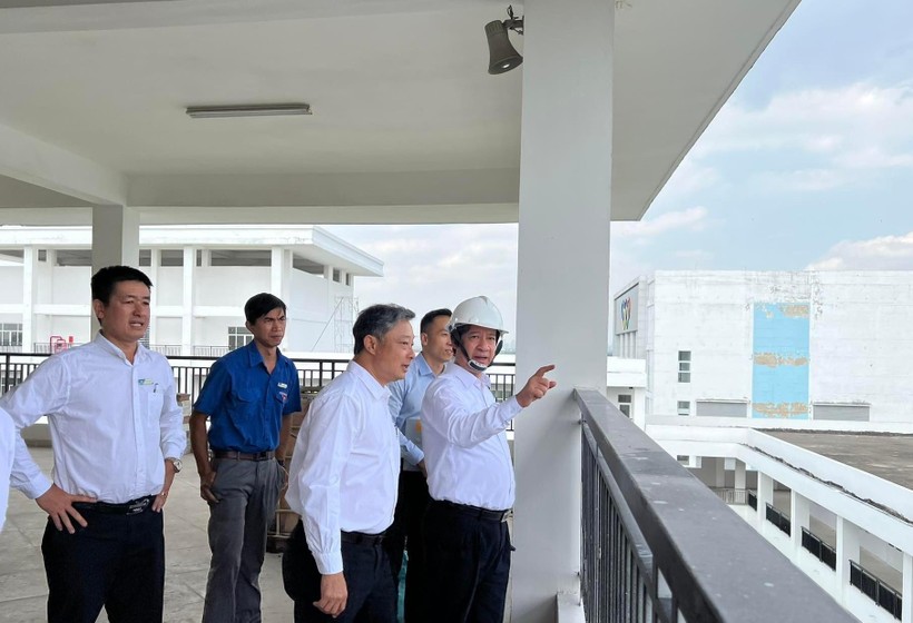 Bộ trưởng Nguyễn Kim Sơn kiểm tra và chỉ đạo nhiều vấn đề tại dự án xây mới Trường ĐH Sư phạm TDTT TPHCM.