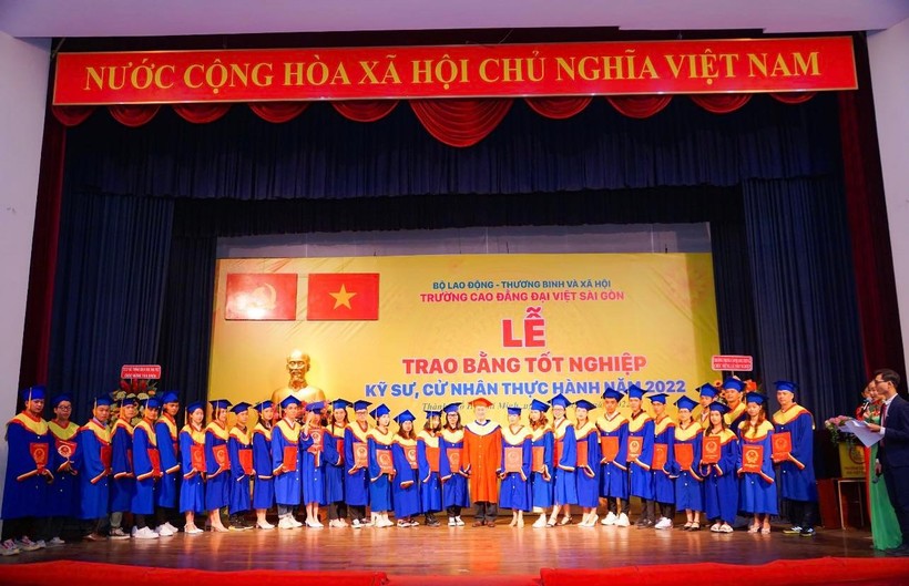 Các tân khoa Trường Cao đẳng Đại Việt Sài Gòn trong ngày vui tốt nghiệp.