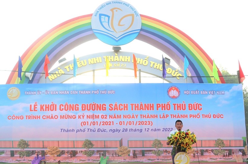 Ông Nguyễn Kỳ Phùng, Phó Chủ tịch UBND TP Thủ Đức phát biểu tại lễ khởi công đường Sách.