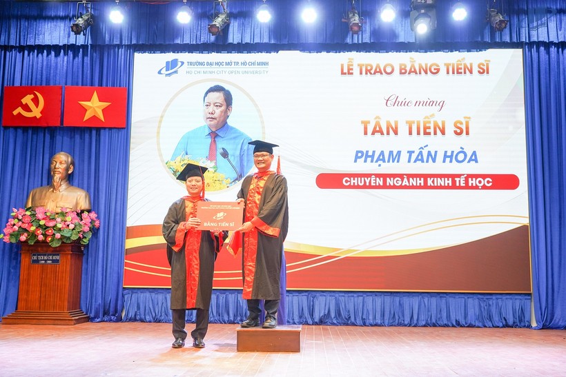 GS Nguyễn Minh Hà, Hiệu trưởng Trường ĐH Mở TPHCM trao bằng cho tân tiến sĩ.