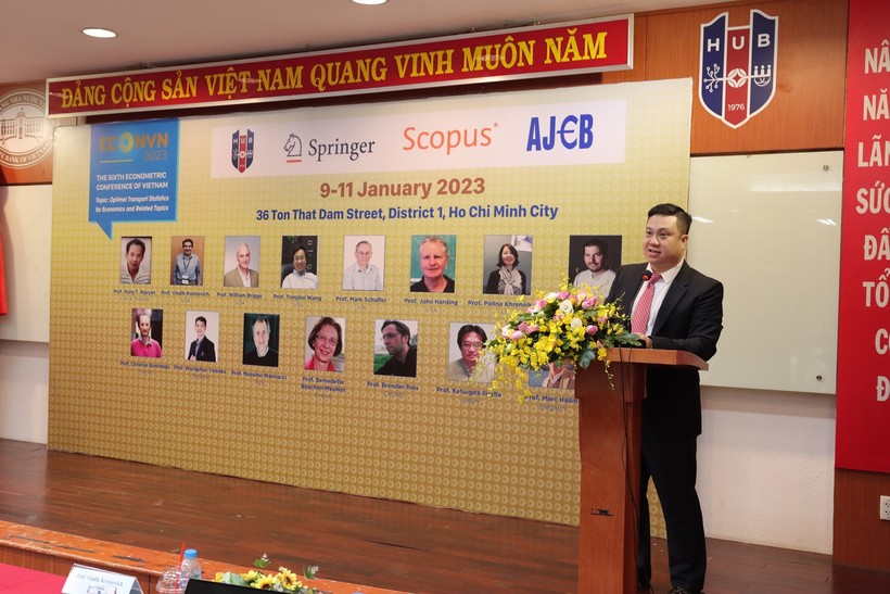 PGS.TS Nguyễn Đức Trung, Phó hiệu trưởng phụ trách HUB phát biểu tại hội thảo. 