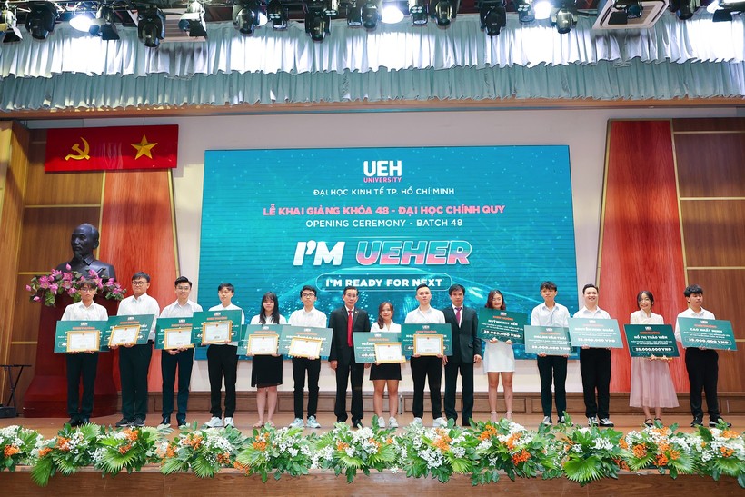 Trao học bổng cho các thí sinh xuất sắc trúng tuyển vào UEH cơ sở TPHCM tại lễ khai giảng