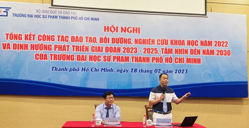 GS Huỳnh Văn Sơn, Hiệu trưởng Trường ĐH Sư phạm TPHCM phát biểu tại hội nghị.