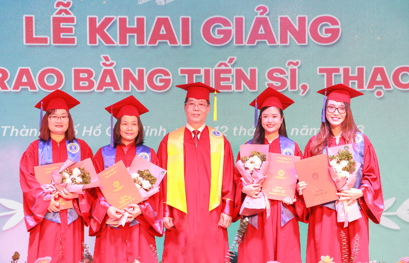 PGS.TS Trần Hoàng Hải – Quyền Hiệu trưởng nhà trường trao bằng cho các học viên.
