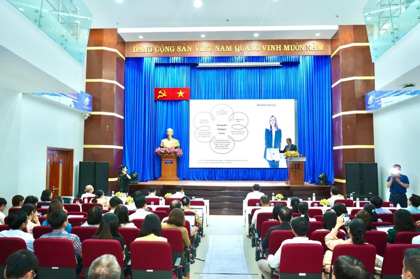 PGS. TS Vũ Hữu Đức, Khoa đào tạo Sau Đại học, Trường Đại học Mở TPHCM trình bày tại hội thảo.