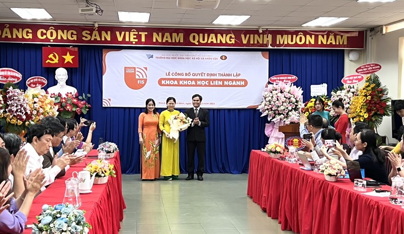 PGS.TS Ngô Thị Phương Lan, Hiệu trưởng nhà trường (bên trái) tặng hoa chúc mừng khoa.
