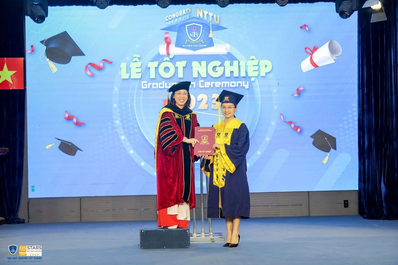 TS. Trần Ái Cầm - Hiệu trưởng Trường ĐH Nguyễn Tất Thành trao bằng cho 1 tân cử nhân.