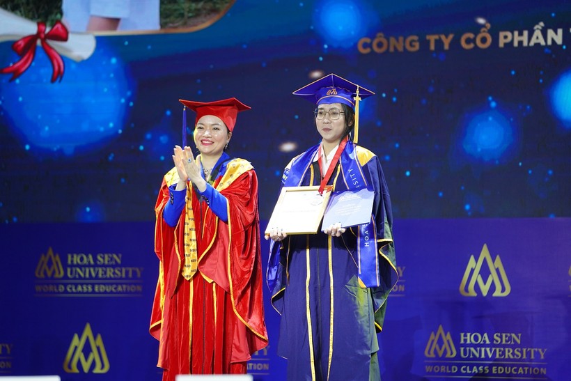 PGS.TS Võ Thị Ngọc Thúy, Hiệu trưởng Trường ĐH Hoa Sen trao bằng tốt nghiệp cho một tân thủ khoa.