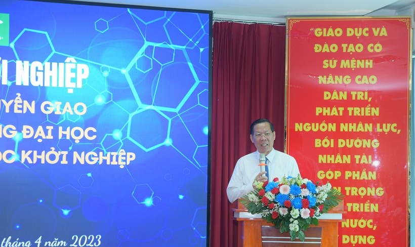 Ông Phan Văn Mãi, Chủ tịch UBND TPHCM phát biểu tại hội thảo.