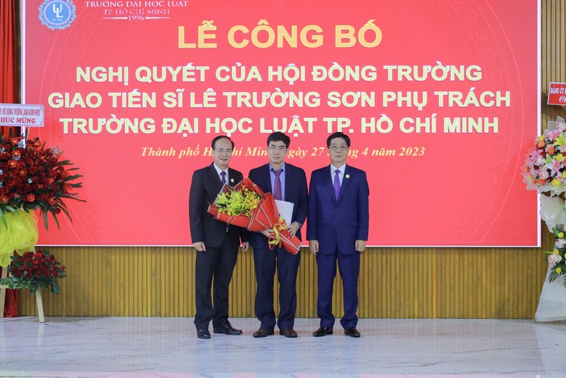 Hội đồng Trường ĐH Luật TPHCM trao hoa chúc mừng TS Lê Trường Sơn.