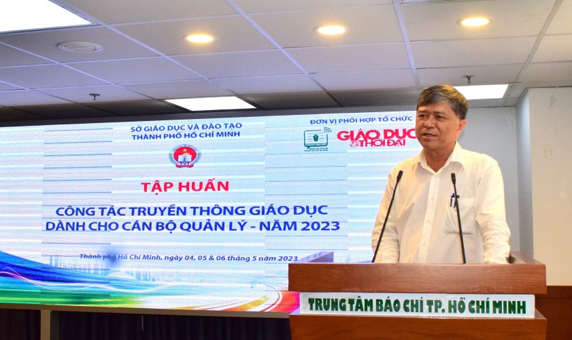 Ông Nguyễn Văn Hiếu, Giám đốc Sở GD&ĐT phát biểu khai mạc chương trình tập huấn. 