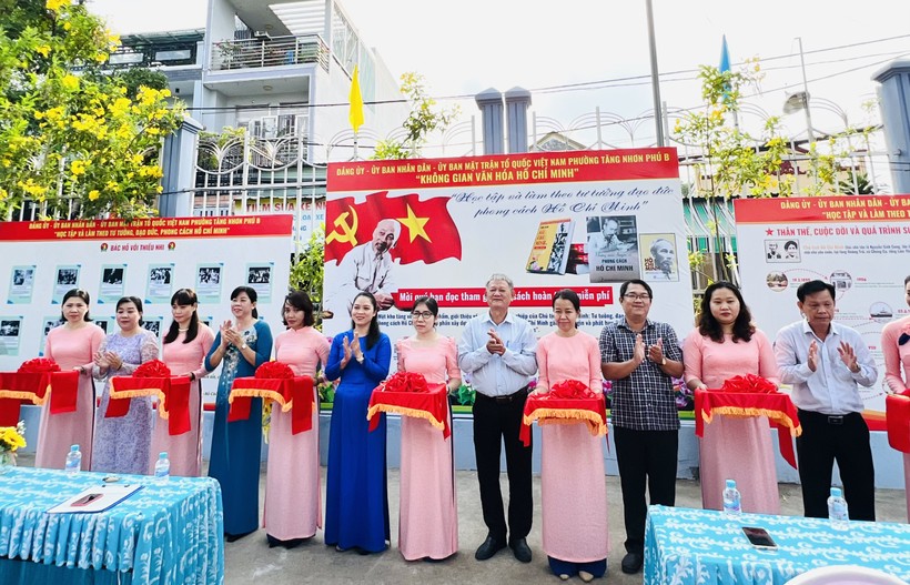 Lãnh đạo Ban dân vận TP Thủ Đức cùng Đảng ủy Phường Tăng Nhơn Phú B cắt băng khánh thành