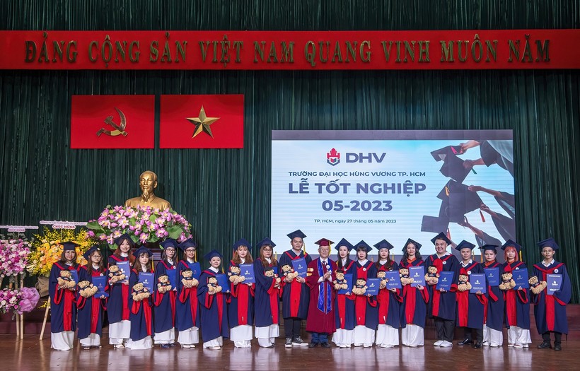 Các tân cử nhân Trường ĐH Hùng Vương TP.HCM nhận bằng tốt nghiệp.