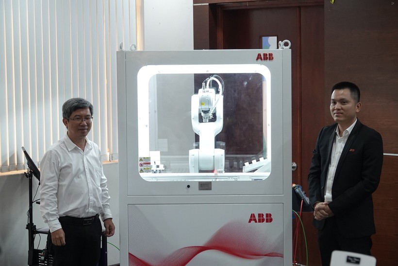 PGS.TS Đinh Đức Anh Vũ – Phó Hiệu trưởng Trường ĐH Quốc tế (trái) tiếp nhận trạm robot từ đại diện ABB.