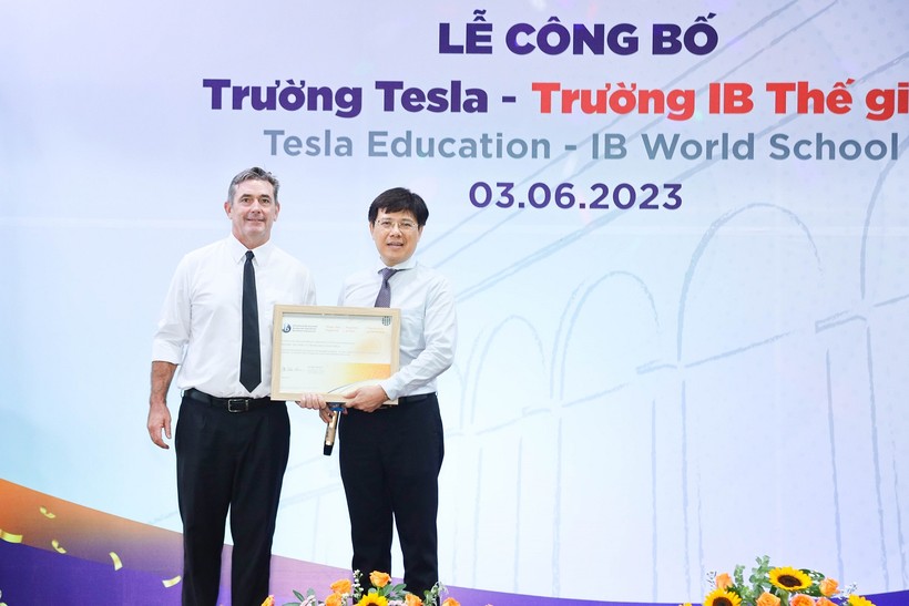 Đại diện Trường Quốc tế Tesla (phải) đón nhận chứng nhận từ Tổ chức IB thế giới. 