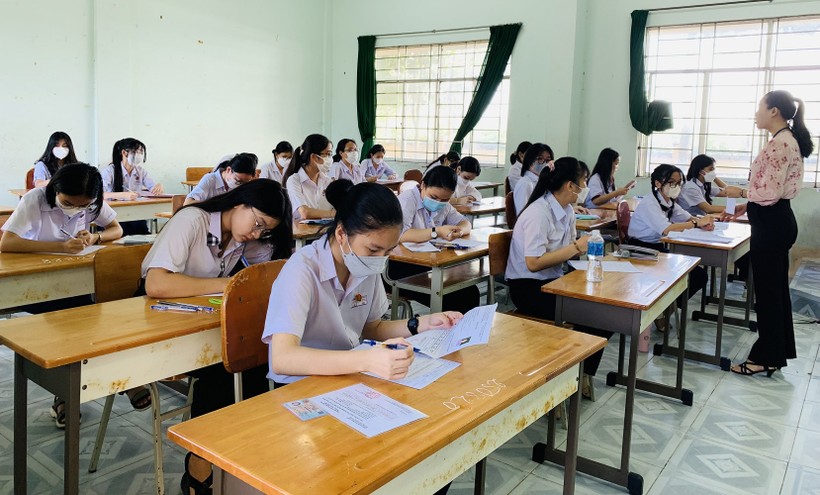 Thí sinh dự kỳ thi lớp 10 tại Bình Thuận làm thủ tục dự thi cho môn thi cuối. 