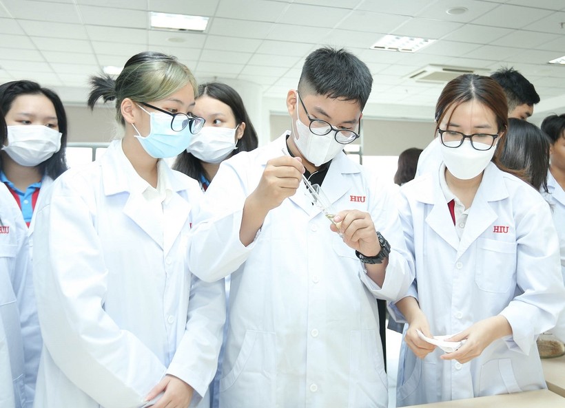 Học sinh THPT được tham gia trải nghiệm tại chương trình Một ngày làm Dược sĩ tại Trường ĐH Quốc tế Hồng Bàng (HIU). 