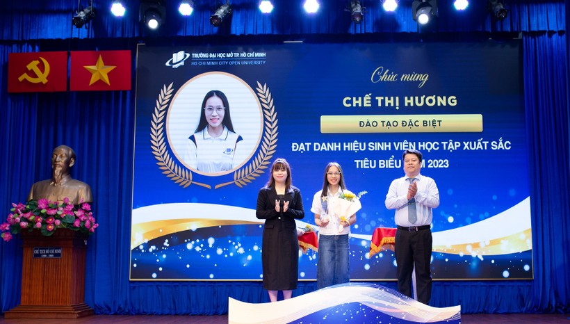 TS Lê Nguyễn Quốc Khang, Phó hiệu trưởng Trường ĐH Mở TPHCM cùng đại diện doanh nghiệp trao giấy khen cho sinh viên.