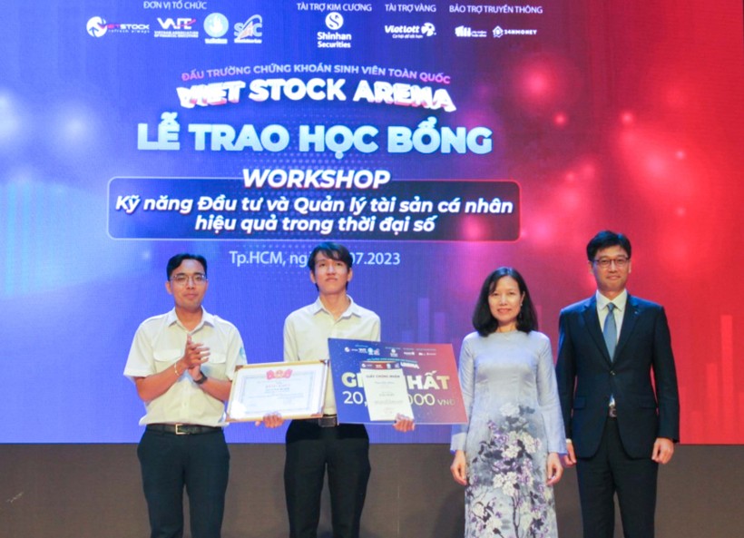 Sinh viên Phạm Đức Khiêm – Khoa Tài chính Kế toán Trường ĐH Nguyễn Tất Thành tại lễ nhận giải.