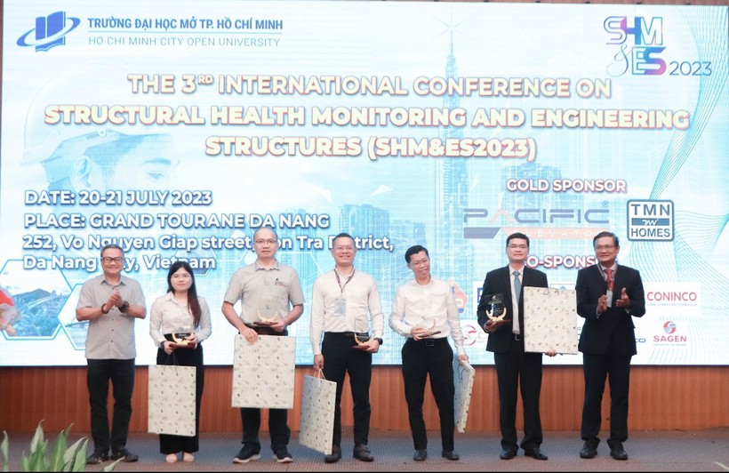 GS Nguyễn Minh Hà (bìa phải) trao kỉ niệm chương cho các chuyên gia. 