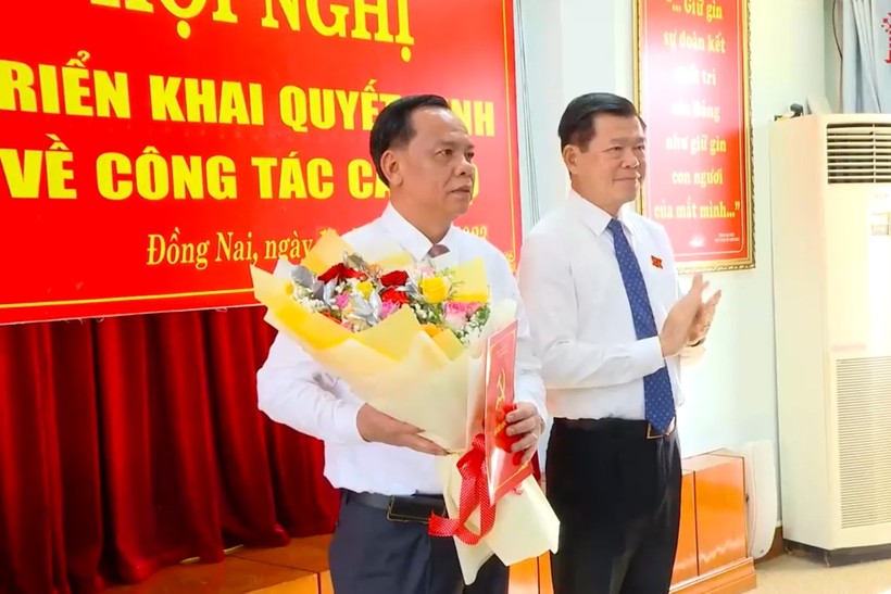 Ông Nguyễn Hồng Lĩnh, Bí thư Tỉnh uỷ Đồng Nai (phải) trao hoa và quyết định của Ban Bí thư cho ông Võ Tấn Đức, Quyền Chủ tịch UBND tỉnh Đồng Nai.