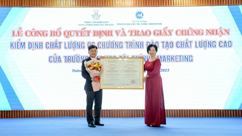 TS Nguyễn Kim Dung, Giám đốc Trung tâm Kiểm định chất lượng Giáo dục Sài Gòn trao giấy chứng nhận cho một ngành. 