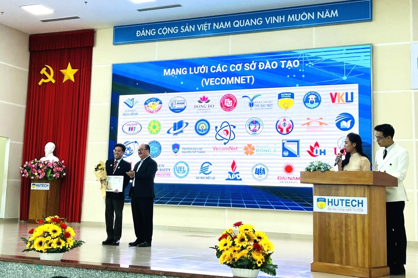 Ông Nguyễn Ngọc Dũng, Chủ tịch Hiệp hội Thương mại điện tử Việt Nam trao giấy chứng nhận thành viên VECOMNET cho PGS.TS Trần Văn Tùng, Trưởng Khoa Tài chính - Thương mại, HUTECH.