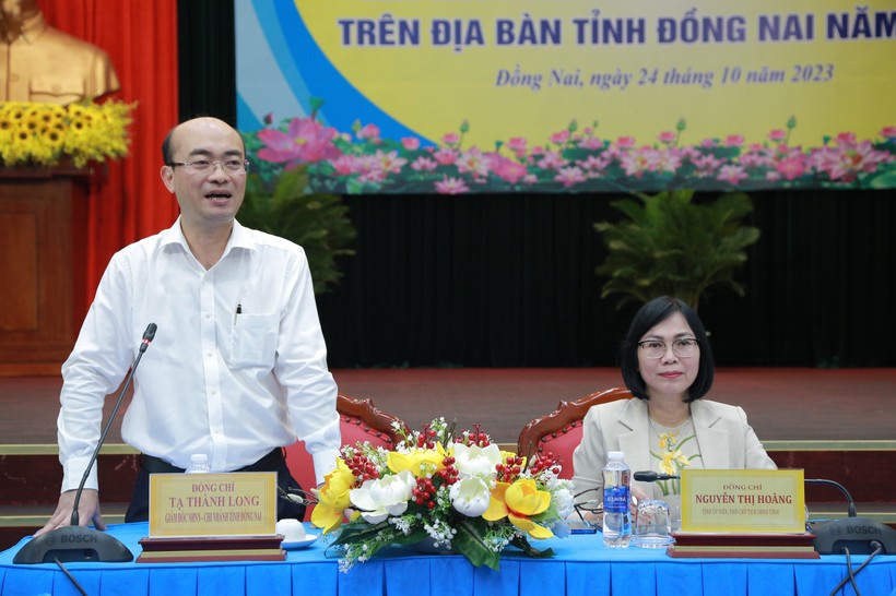 Lãnh đạo UBND tỉnh và Giám đốc Ngân hàng Nhà nước chi nhánh Đồng Nai trao đổi cùng doanh nghiệp.