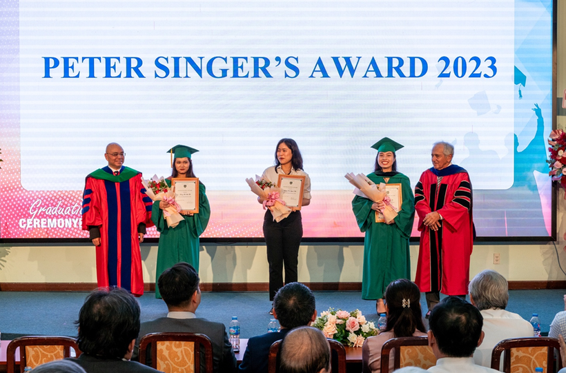 Các tân bác sĩ nhận giải thưởng GS.BS Peter Singer.