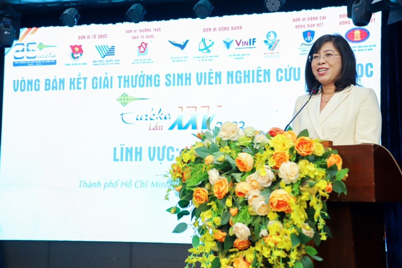 TS Trần Ái Cầm - Hiệu trưởng Trường ĐH Nguyễn Tất Thành phát biểu tại vòng bán kết lĩnh vực Hóa học.