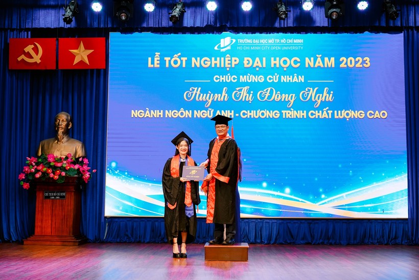GS Nguyễn Minh Hà, Hiệu trưởng Trường ĐH Mở TPHCM trao bằng tốt nghiệp cho 1 tân cử nhân.