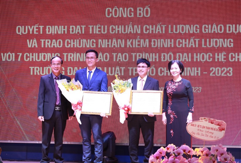 Đại diện lãnh đạo Trường ĐH Luật TPHCM và trưởng Khoa có chương trình đạt chuẩn kiểm định chất lượng đón nhận giấy chứng nhận từ Trung tâm Kiểm định chất lượng giáo dục Sài Gòn. 