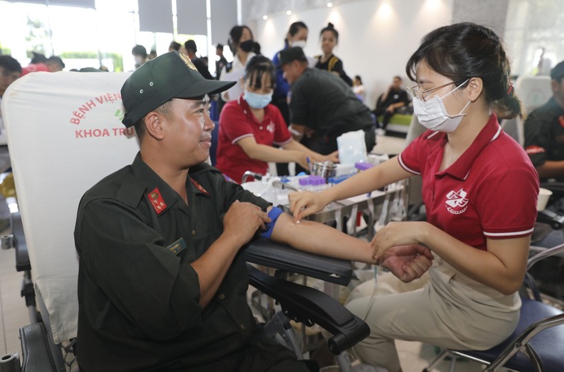 Một chiến sĩ trong Trung đoàn cảnh sát cơ động Đông Nam TPHCM thực hiện hiến máu.