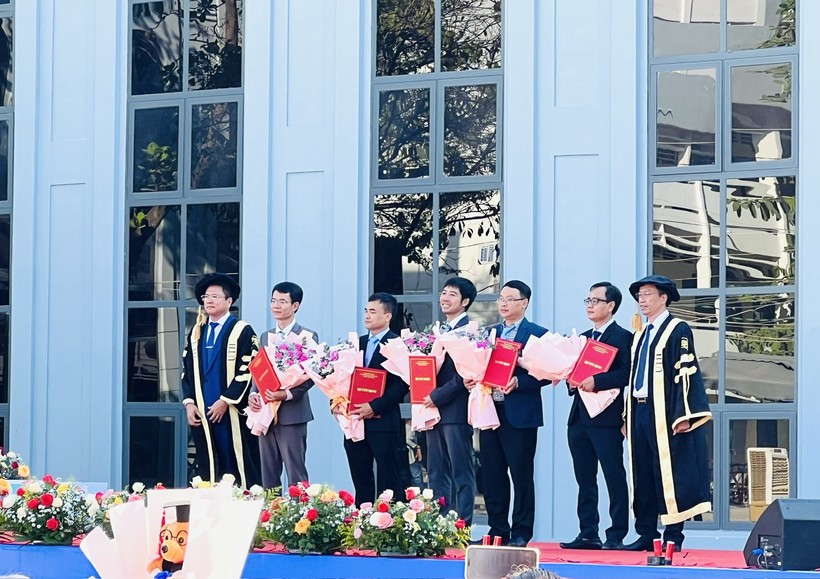 5 tân Phó giáo sư của Trường ĐH GTVT TPHCM nhận hoa chúc mừng tại lễ vinh danh. 