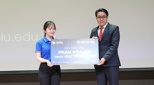 Trường Đại học Quốc tế Sài Gòn (SIU) trao học bổng cho học sinh. 