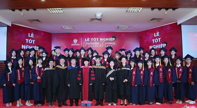 Các sinh viên Trường Trung cấp Bách Khoa Sài Gòn trong ngày vui tốt nghiệp. 