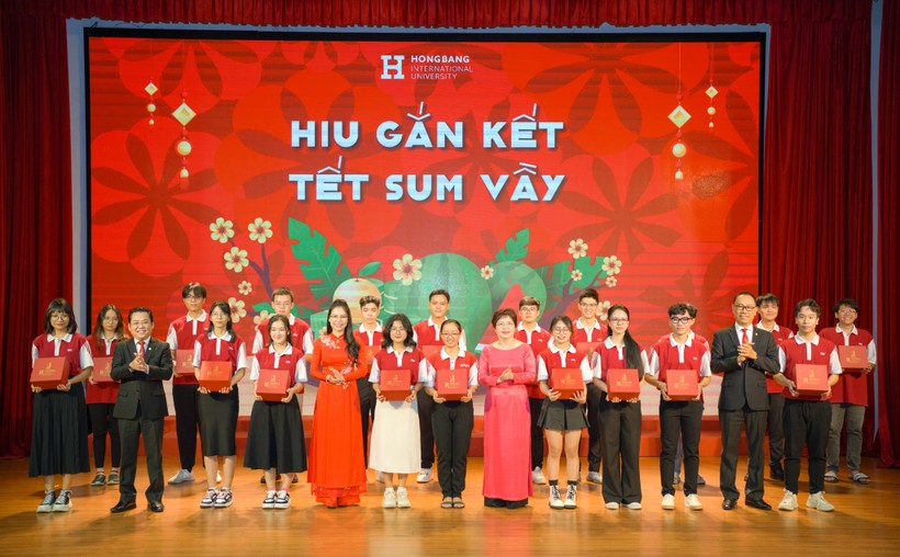 Ban giám hiệu Trường ĐH Quốc tế Hồng Bàng trao tặng quà Tết cho sinh viên. 