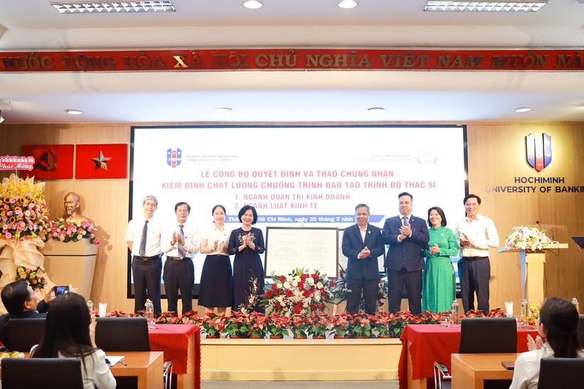 Trường ĐH Ngân hàng TPHCM đón nhận Giấy Chứng nhận kiểm định chất lượng giáo dục 2 chương trình đào tạo Thạc sĩ.