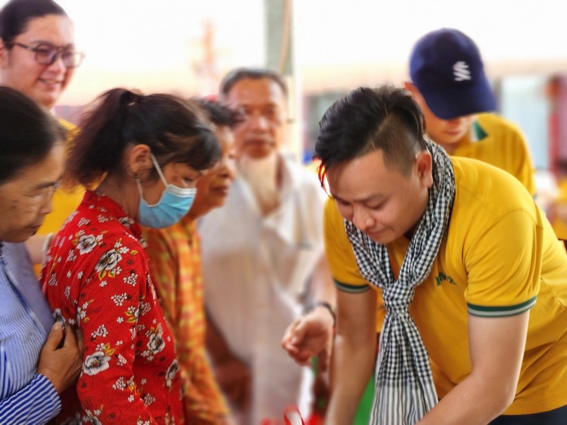  Ông Trần Huy Diễn – Chủ nhiệm câu lạc bộ Ban mai xanh trong chuyến tình nguyện về tỉnh Vĩnh Long